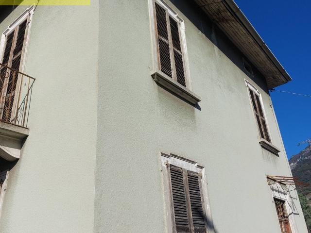 VILLA SINGOLA in vendita a Vercurago