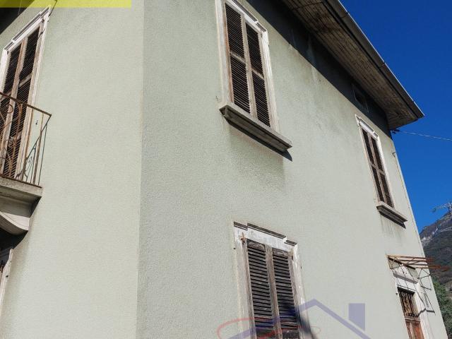 VILLA SINGOLA in vendita a Vercurago