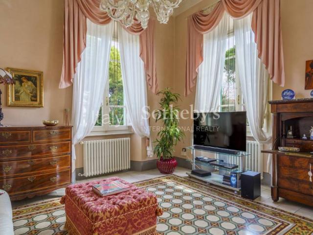 Villa singola in vendita a Viareggio via Amerigo Vespucci