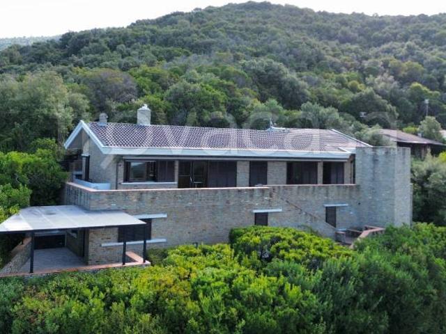 Villa singola in vendita a Castiglione della Pescaia via Le Mandrie, Punta Ala