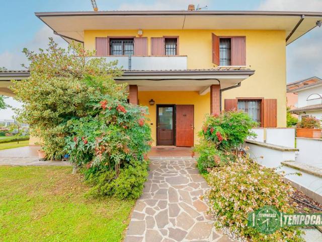 Villa singola in vendita a Cerro al Lambro via Ugo Foscolo, 21