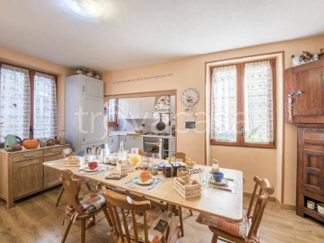 Casa indipendente in vendita a Dervio via al Castello, 8