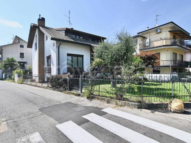 Villa singola in vendita a Lainate via Friuli, 4