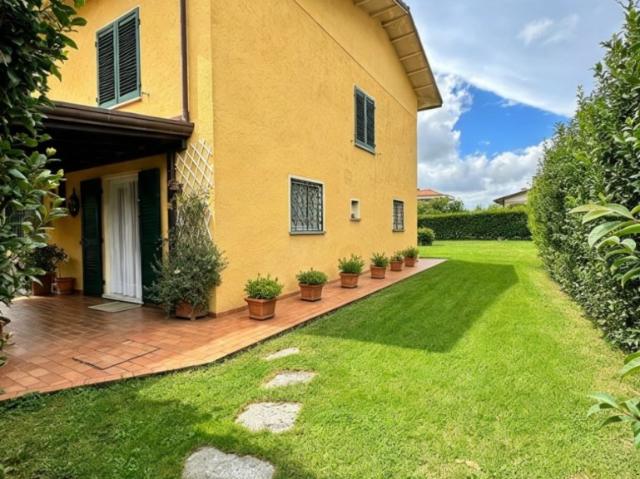 Villa singola in vendita a Luni via Appia, 9