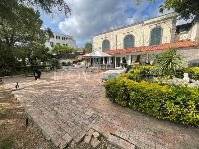 Villa singola in vendita a Pozzuoli via Solfatara