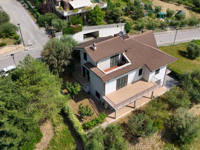 Villa singola in vendita a Rotella, Centrale / Centro Storico