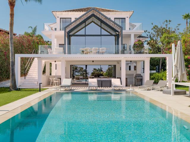 Villa Singular en la Primera Línea con vistas a los Fairways de Los Naranjos Golf Nueva Andalucía