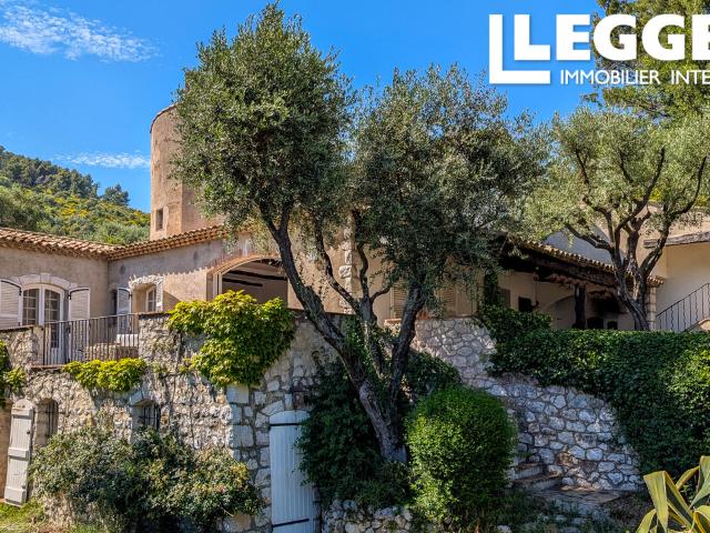 Villa signée André Svetchine de style médiéval à Carros – Vue vieux village, calme absolu et piscine chauffée