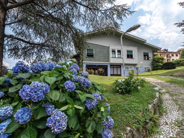 Villa signorile B&B in vendita a Stresa con giardino 780m² Stresa