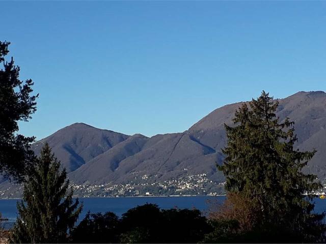 Villa signorile vista lago a pochi passi dal centro zona e. 501m² Luino