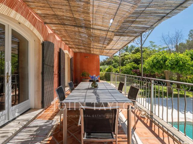 Villa située dans le domaine très prisé de la Chèvre d'Or à. 204m² Biot