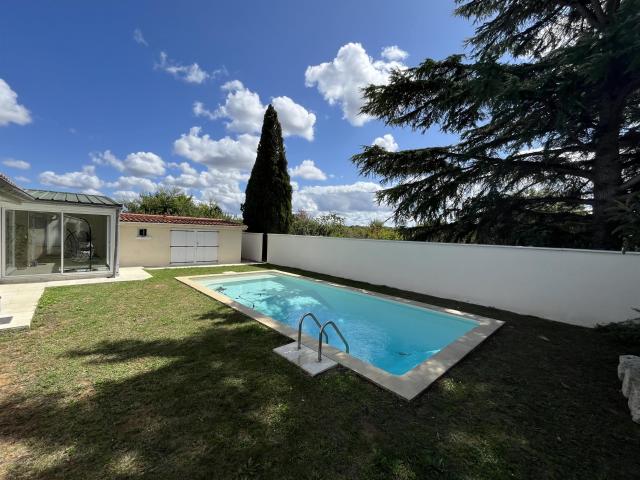 Villa Spacieuse 190 m² Avec Piscine Frontenac Gironde 190m² Frontenac