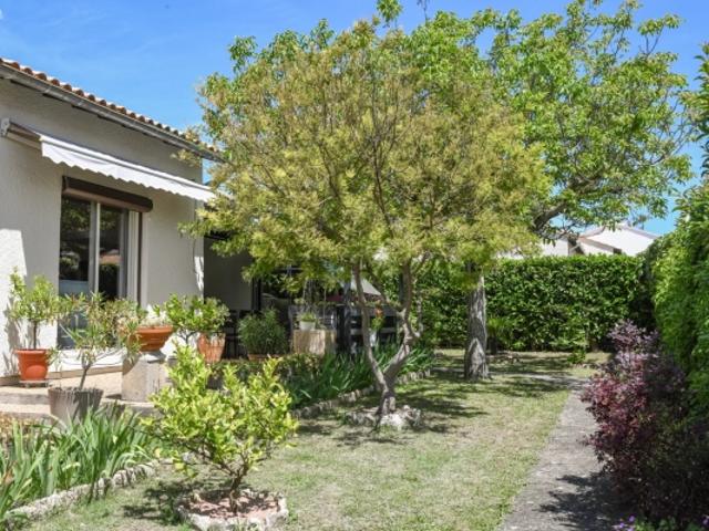 Villa spacieuse avec jardin arboré Uzès à pied