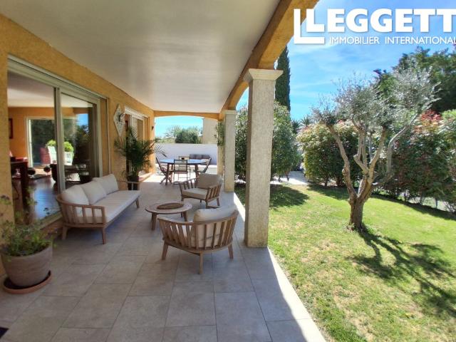 Villa spacieuse de plain pied avec piscine dans un cadre verdoyant