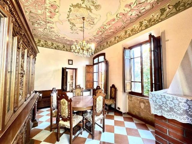 Villa storica, a poche centinaia di metri dal centro di Camaiore, posizionata su di un colle con un' esposizione ideale e vista panoramica della cit