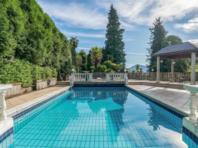 Villa storica con dependance, parco e piscina in vendita a L. 800m² Luino