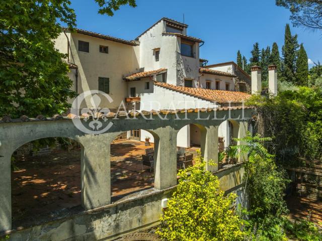 Villa storica con parco e oliveto sulle prime colline di Fir. 980m² Firenze