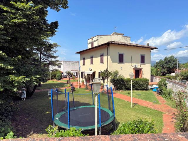 Villa storica di ampia superficie con giardino in vendita a. 380m² Bientina