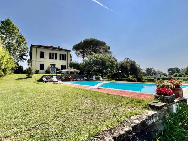 Villa storica di ampie dimensioni con parco dependance e pis. 850m² Lucca