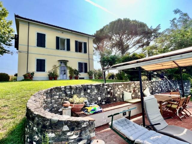 Villa storica di ampie dimensioni con parco dependance e pis. 850m² Lucca