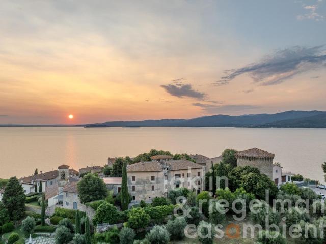 Villa storica in una delle posizioni più panoramiche sul Lag. 1553m² Magione