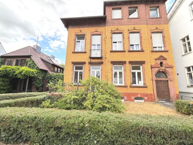 „Villa statt Wohnheim – zieh ein, bevor’s ein anderer tut!“