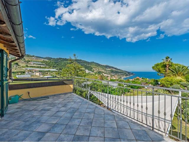 villa su tre piani con giardino, piscina e box auto 184m² Santo Stefano al Mare