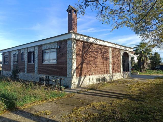 VILLAMAYOR SE VENDE TODO EN CONJUNTO CHALET CASA Y TERRENO