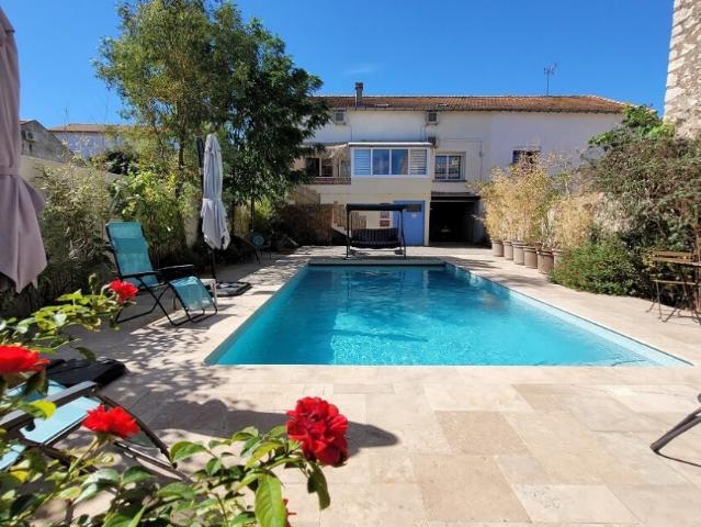 Village medieval avec tous commerces, cafes, restaurants, ec. 145m² Puissalicon