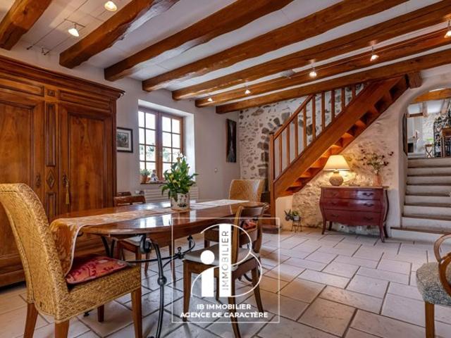 VILLAGE AUX PORTES DE BARBIZON, JOLIE LONGERE DE 187M² + UNE GRANGE SUR UN JARDIN CLOS DE 740 M²