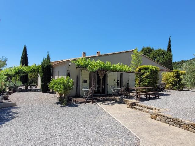 Village avec commerces et restaurants, 10 minutes de Capesta. 319m² Bize Minervois