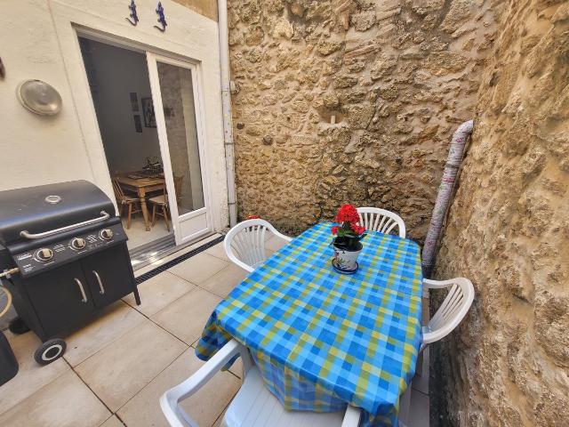 Village avec commerces, restaurants, epicerie, pizzeria, bou. 60m² Saint Geniès de Fontedit