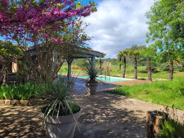 Village avec cafe/epicerie, ecoles, a 25 minutes de Beziers. 366m² Saint Chinian