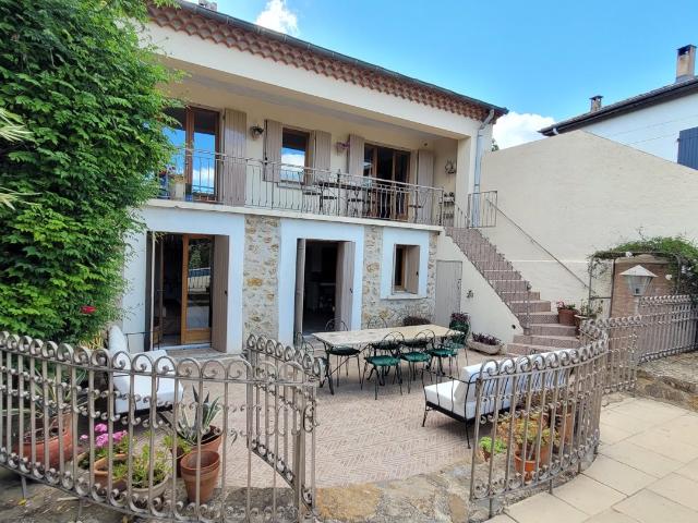 Village avec ecole maternelle et primaire, epicerie, boulang. 250m² Saint Geniès de Fontedit