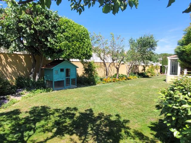Village avec restaurants, poste, coiffeur, ecole, 15 minutes. 190m² Puimisson
