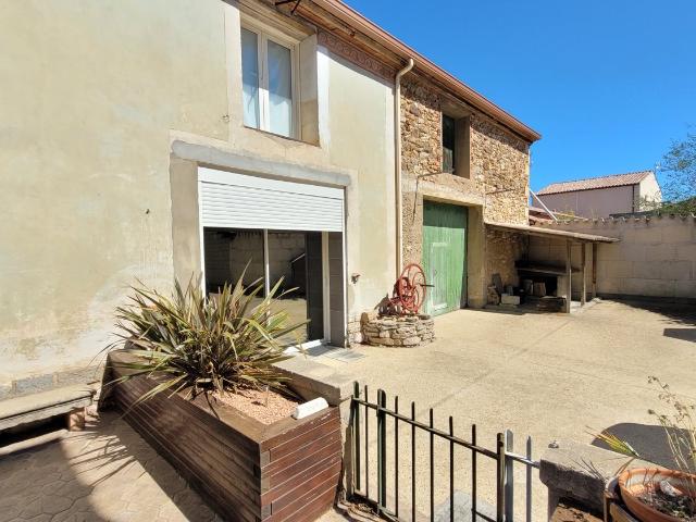 Village avec tous commerces ecoles, college,: 10 minutes de. 130m² Capestang