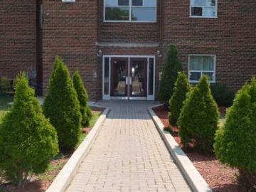 The Grove, London, Ontario - Terrace, Parking