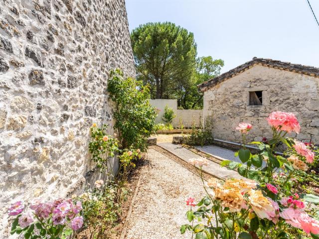 Village house with outbuildings and garden 137m² Bourg de Visa