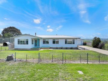 Village lifestyle opportunity!