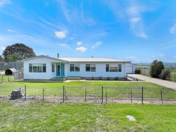 Village lifestyle opportunity!