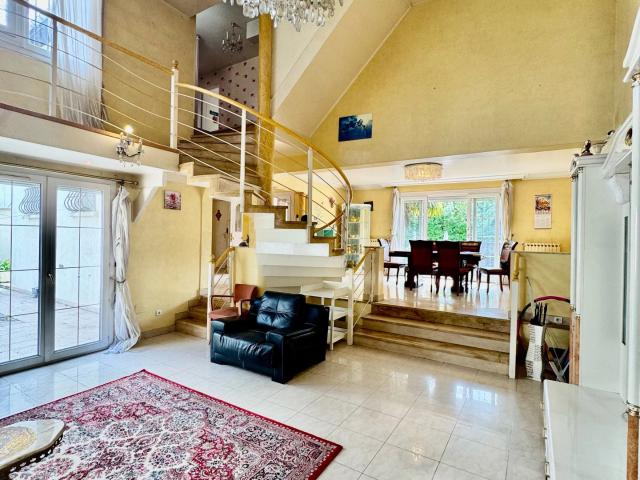 VILLAGE PARISIEN: superbe maison de standing !