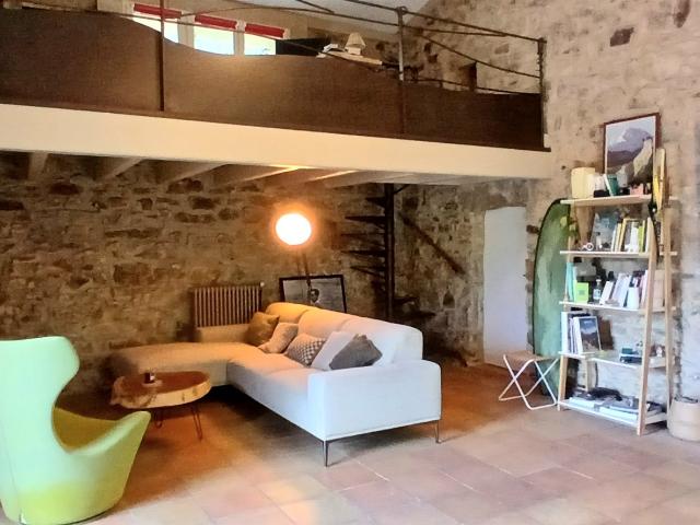 Village pittoresque avec cafe, restaurant, depot de pain, pi. 105m² Cessenon sur Orb
