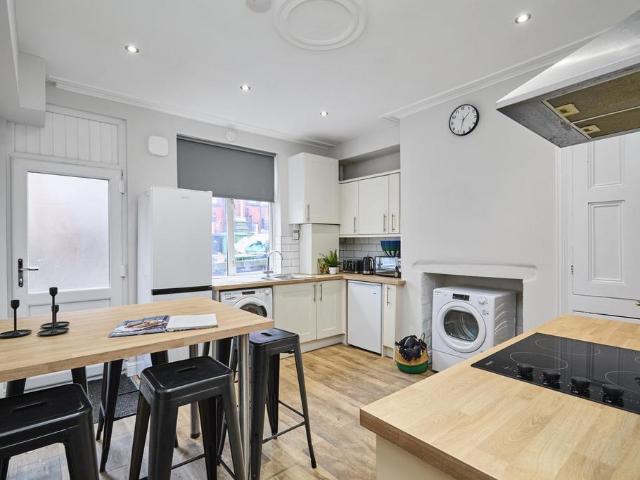 Village Place, Leeds LS4 6 bed house to rent £650 pcm £150 pw
