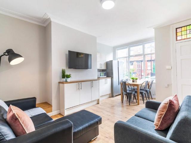 Village Terrace, Leeds LS4 5 bed house to rent £3,098 pcm £715 pw