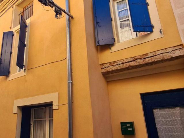 Village tous commerces situe a 25 minutes de Narbonne, 30 mi. 158m² Creissan