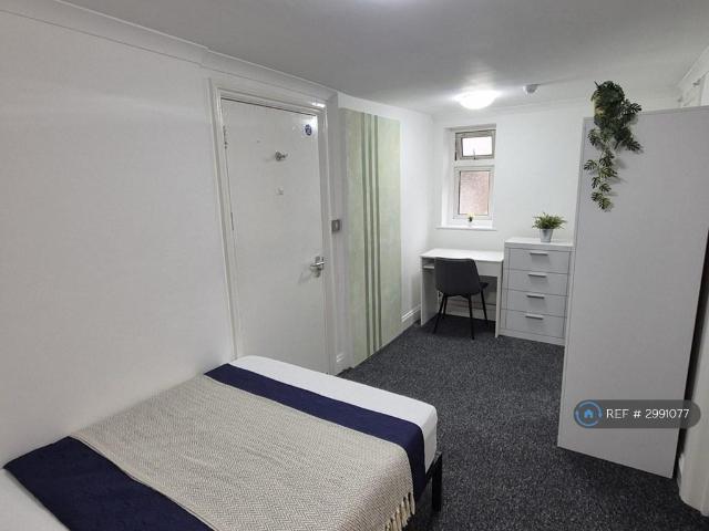 Village Way, Pinner, HA5 Studio to rent £1,090 pcm £252 pw