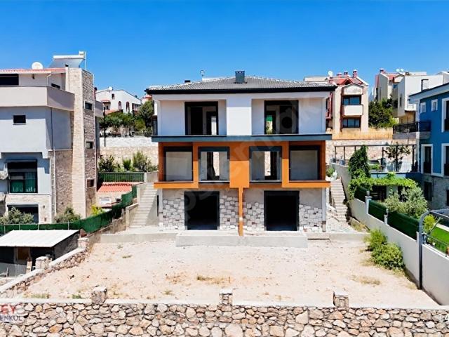 Villakent'te Deniz Manzaralı Havuzlu Tripleks Satılık Villa