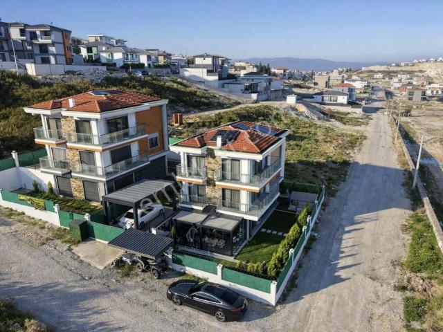 Villakent'te Müstakil Havuzlu 5+1 Tripleks Satılık Villa