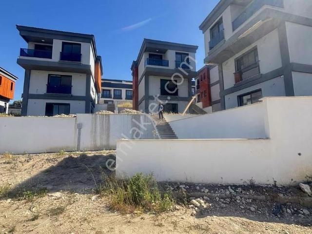 Villakent Seyrekte Özel Havuzlu Lüks Tripleks Villa