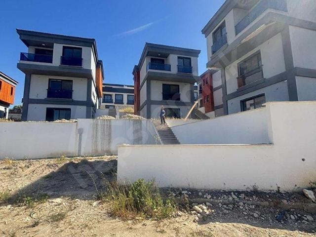 Villakent Seyrekte Özel Havuzlu Lüks Tripleks Villa
